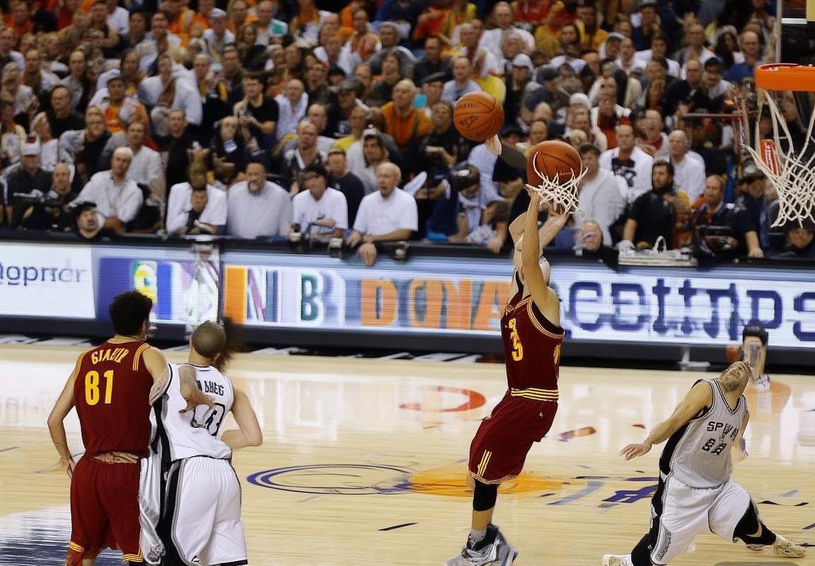 2013年NBA总决赛：詹姆斯三分绝杀与邓肯传奇对决瞬间